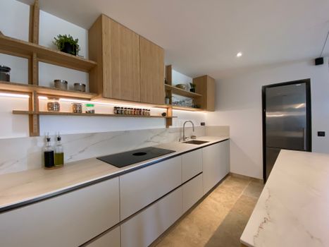 Keuken zonder bovenkasten: minimalistisch en ruimtelijk